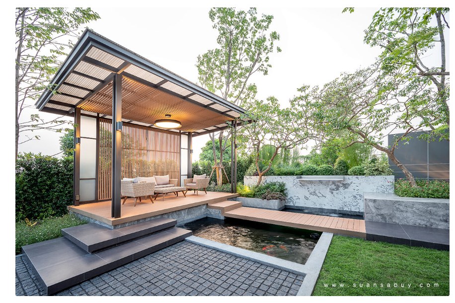 บ่อปลาคาร์ฟหน้าศาลาพักผ่อนในสวนบ้าน ออกแบบและก่อสร้างโดยสวนสบาย