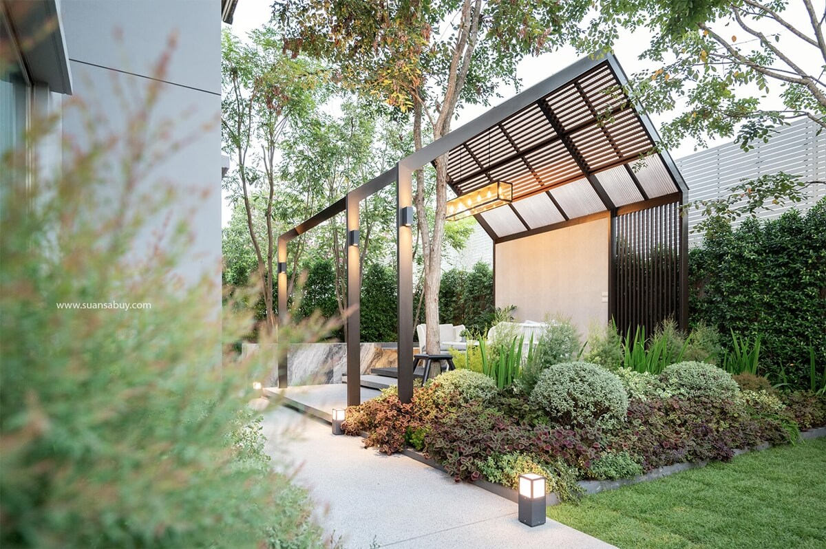 ศาลาไม้สไตล์ Modern Tropical พร้อมไฟบอลลาร์ดส่องทางเดิน ผลงานจริงของทีมสวนสบาย