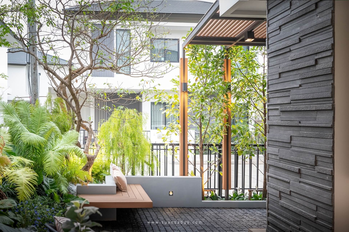 สวนบ้านผสมพรรณไม้ทรอปิคอลหลากชนิดพร้อมไฟส่องต้นไม้ยามเย็น ออกแบบโดยสวนสบาย